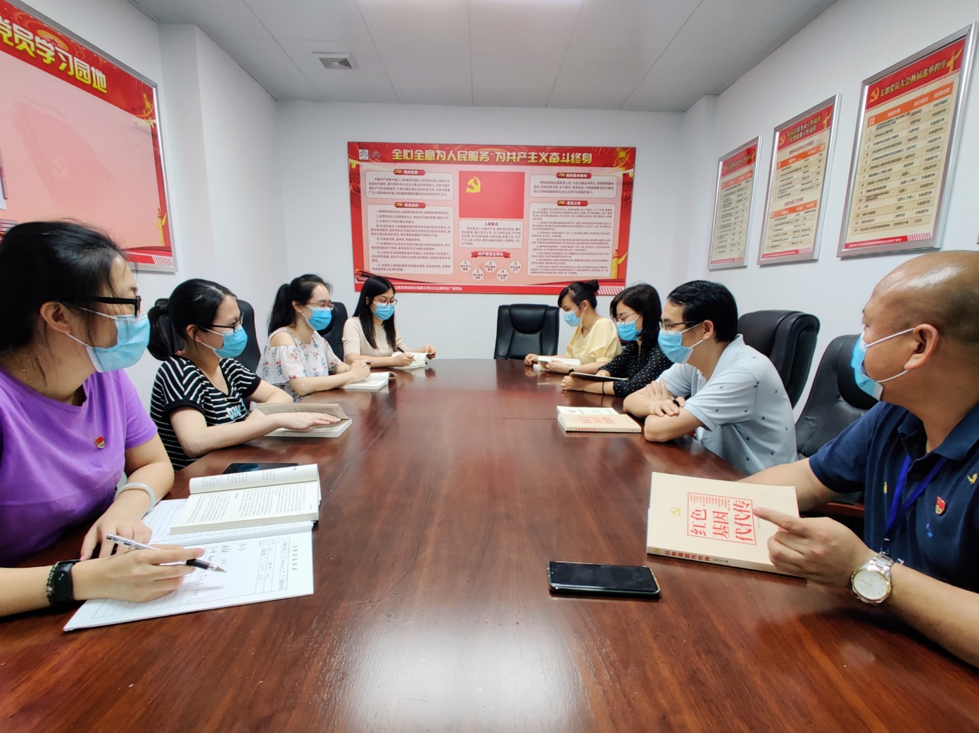 传承红色基因 服膺初心使命——壹定发第五党支部发展《红色基因代代传》想书互换活动