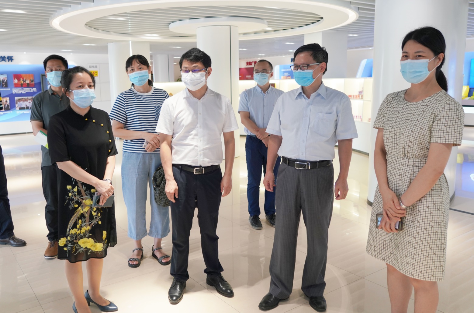 广州市工信局副局长张建华一行到广药集团壹定发调研